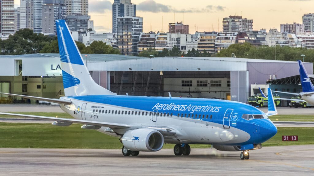 Polar Winds Cause Argentina Airlines Boeing 737 To Spin In