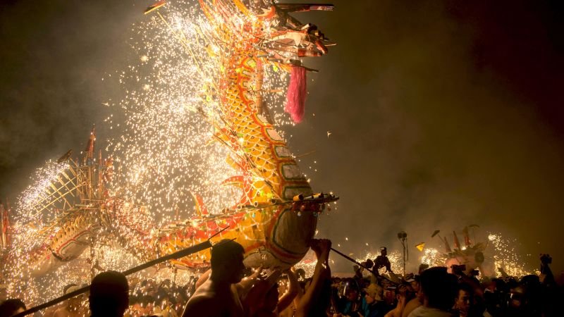 China's Spectacular Dragon Dance Has A History Of Hundreds Of