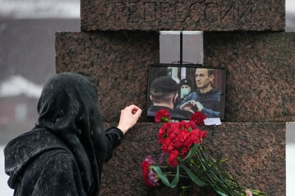 More Than 400 People Detained In Russia, Country Mourns Death