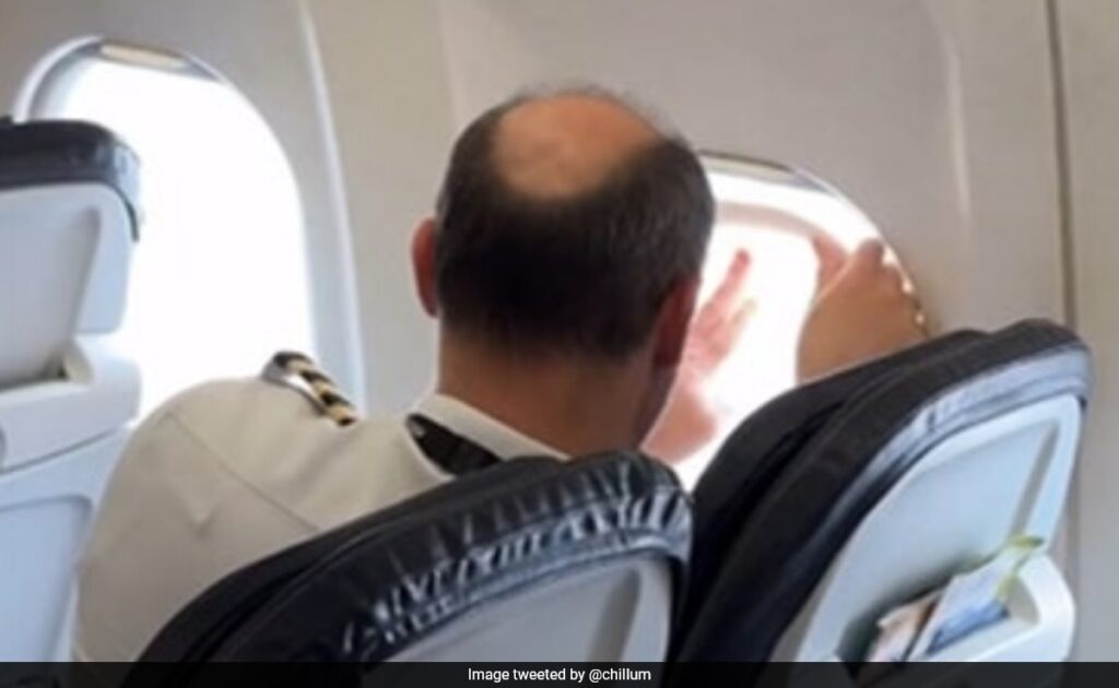 United Airlines Pilot Spotted Repairing Plane Window Just Before Takeoff